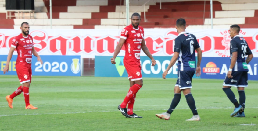 Vinícius defende pênalti e Remo arranca empate com o Vila Nova.