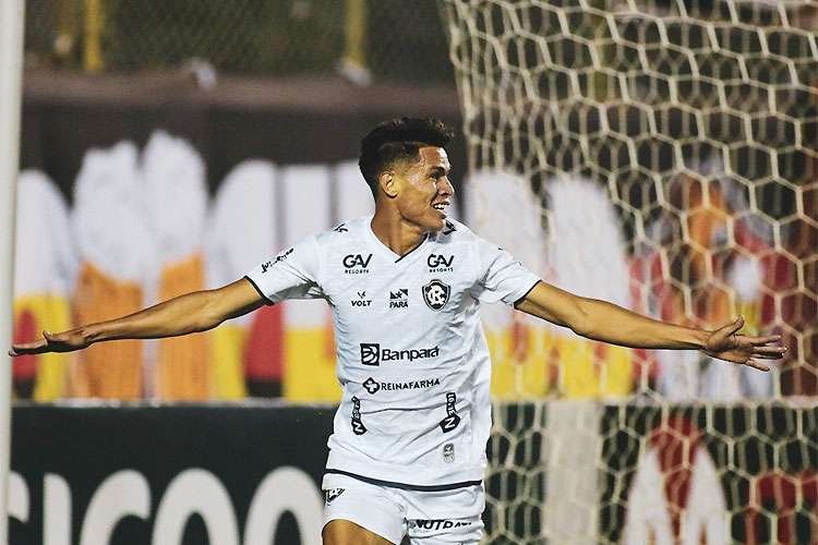 Remo vence o Vitória, no Barradão, e se afasta do Z4.