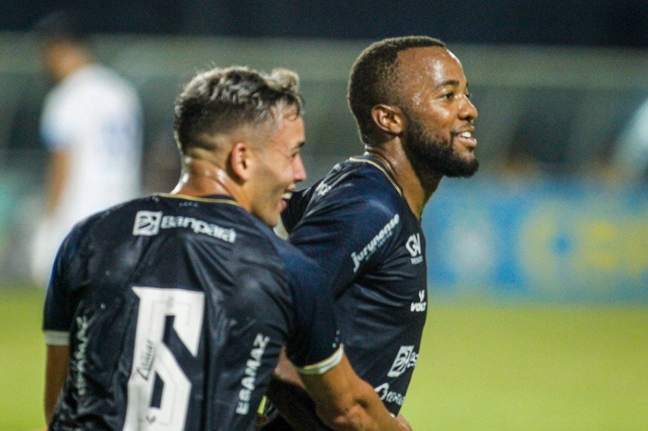 Com um a mais, Remo bate o Avaí-SC e volta a vencer no Baenão.
