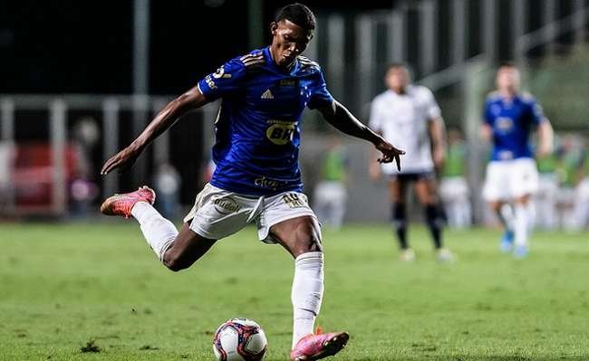 Remo vence o Cruzeiro, quebra jejum de vitórias e se afasta do Z4.