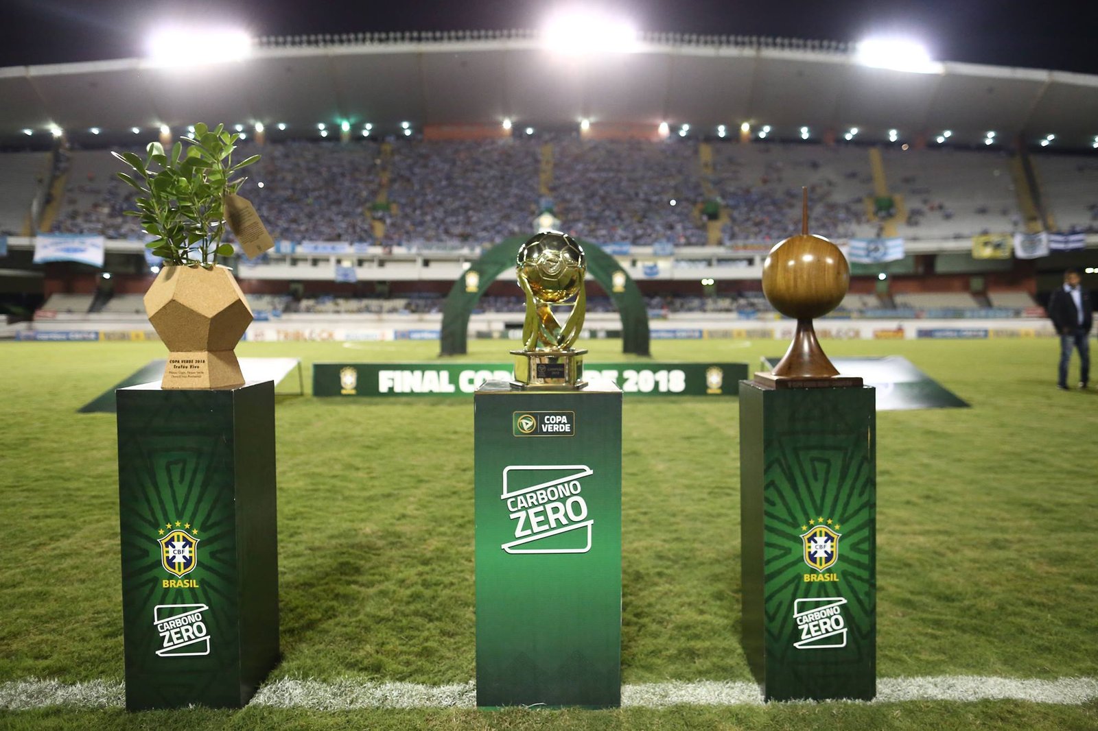 Com um a menos, Paysandu fica apenas no empate com o Vila Nova-GO.