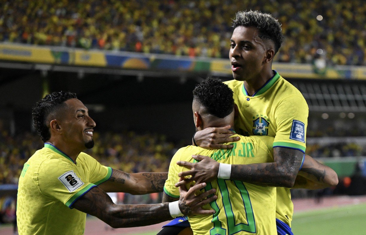 Em noite de show da torcida Paraense, Brasil goleia a Bolívia por 5 a 1.