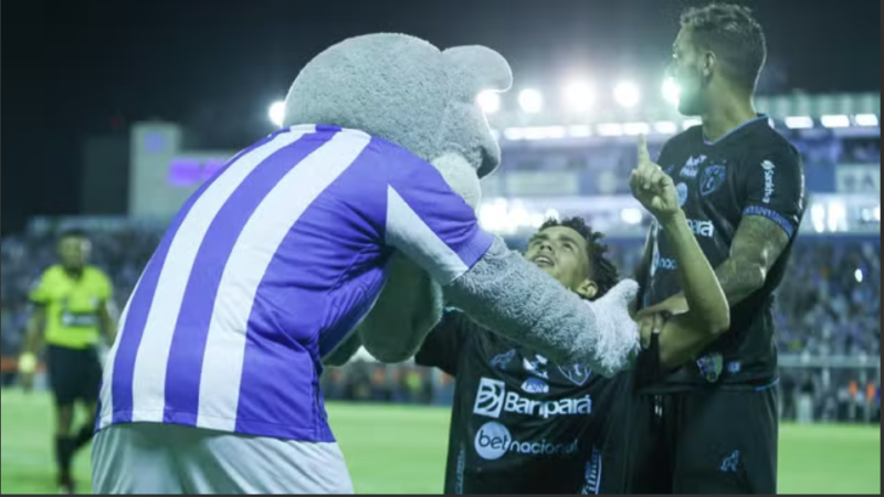 Com um a menos, Paysandu vence o Bragantino e segue na liderança do Parazão.