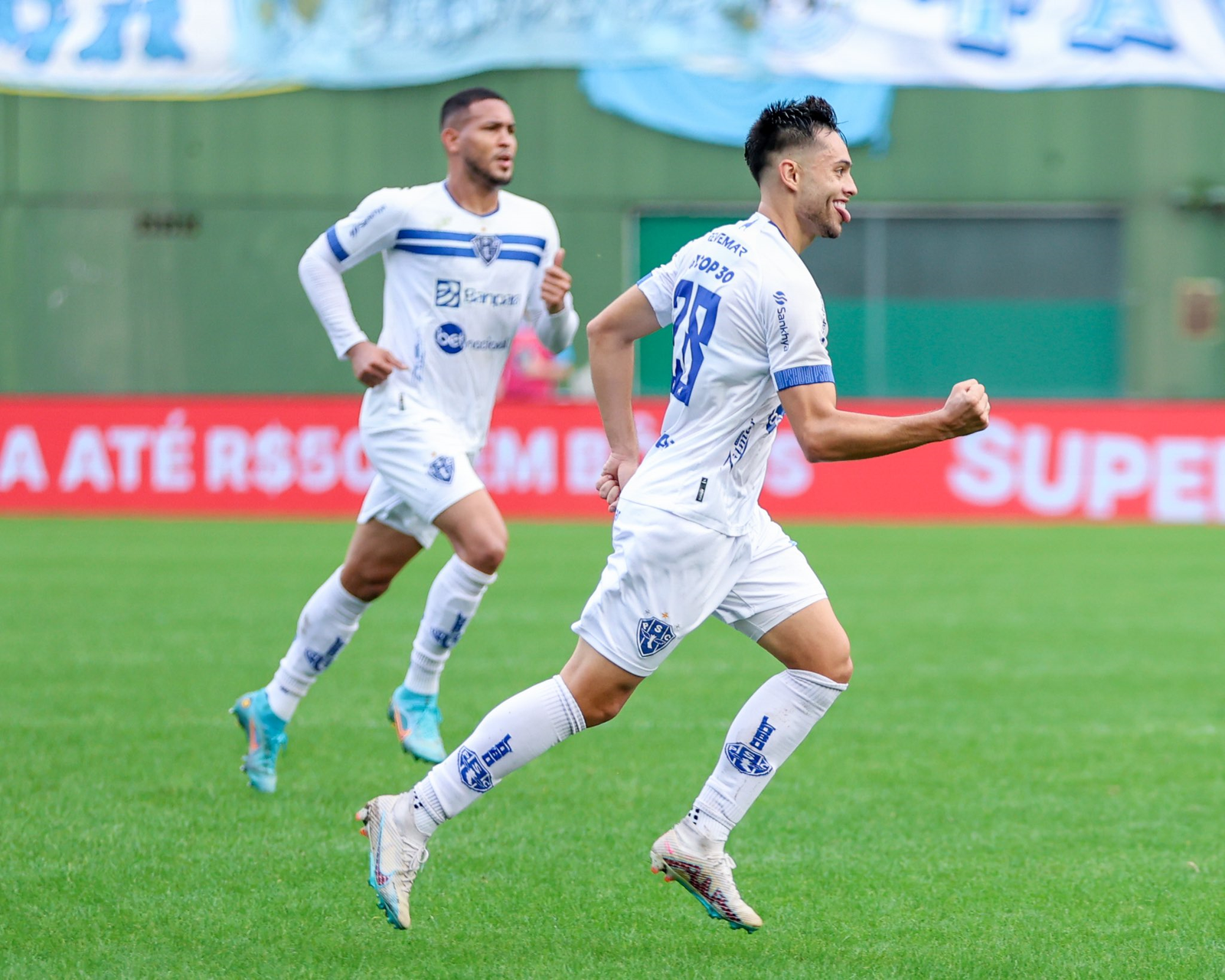 Paysandu vence a Chapecoense, fora de casa, e se afasta do Z4 da Série B.